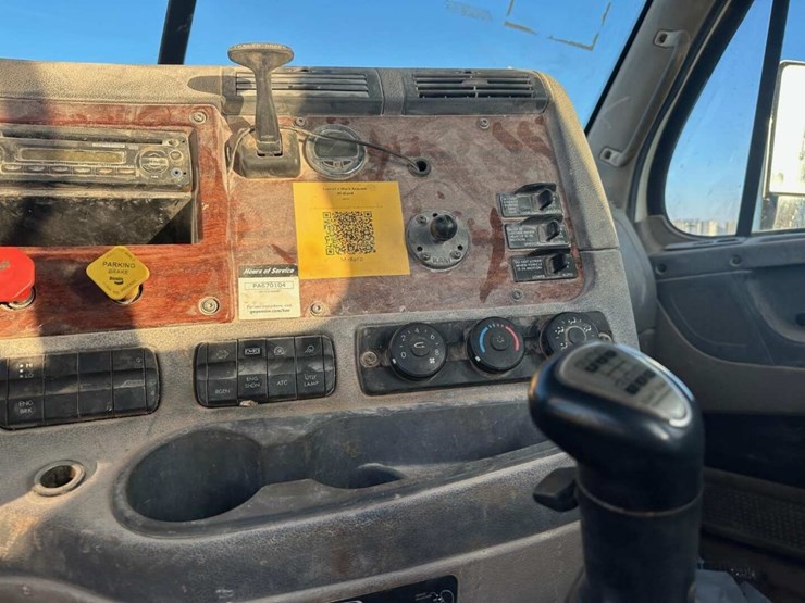 2013-freightliner-cascadia-image-9