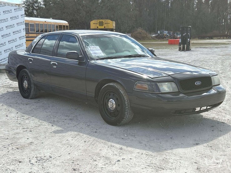 2007-ford-crown-victoria-sedan-image-2