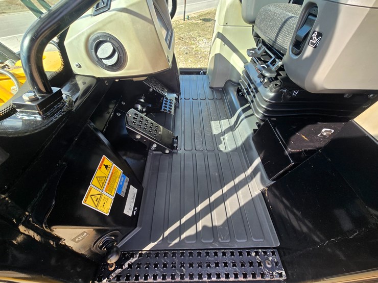 2015-caterpillar-953d-image-105