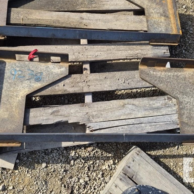 SKID STEER MOUNTING PLATE