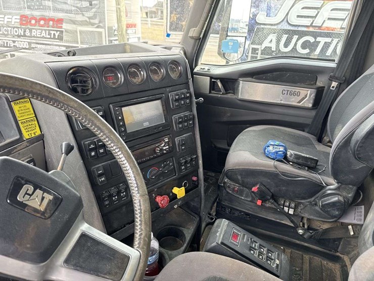 2016-caterpillar-ct660-image-31