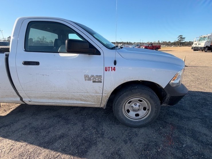 2019-ram-1500-classic-image-18