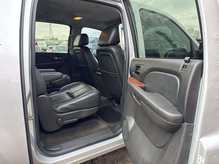 2012-chevrolet-suburban-1500-image-14