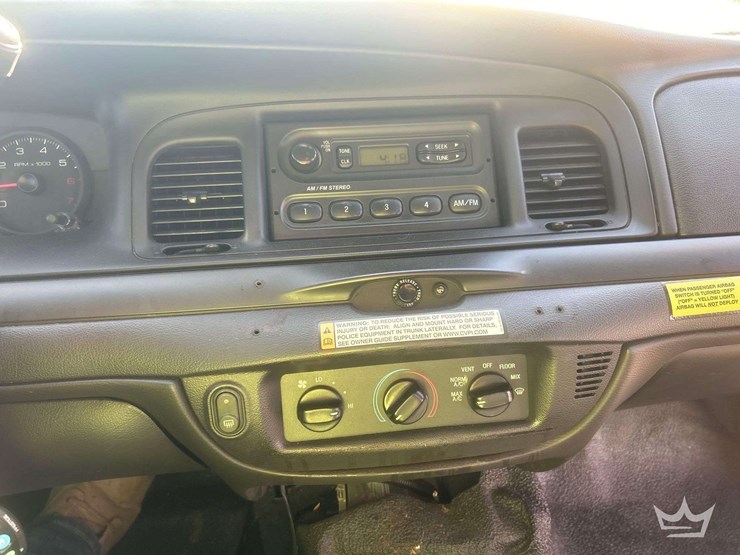 2010-ford-crown-victoria-image-15