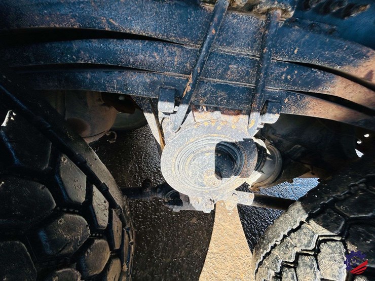 2011-volvo-truck-vhd-tri-axle-dump-truck-image-16