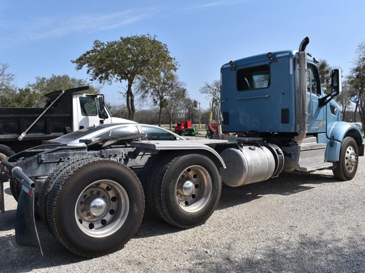 2021-peterbilt-567-image-3