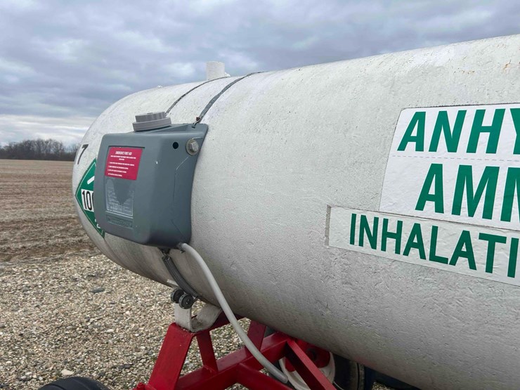 1000-gal.-nh3-tank-on-gear-#17-sells-offsite-image-6