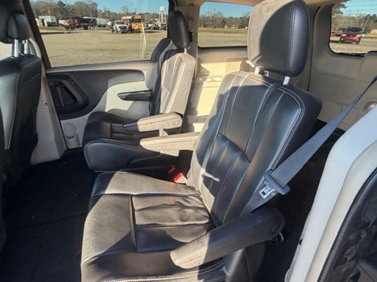 2014-chrysler-town-&-country-image-25