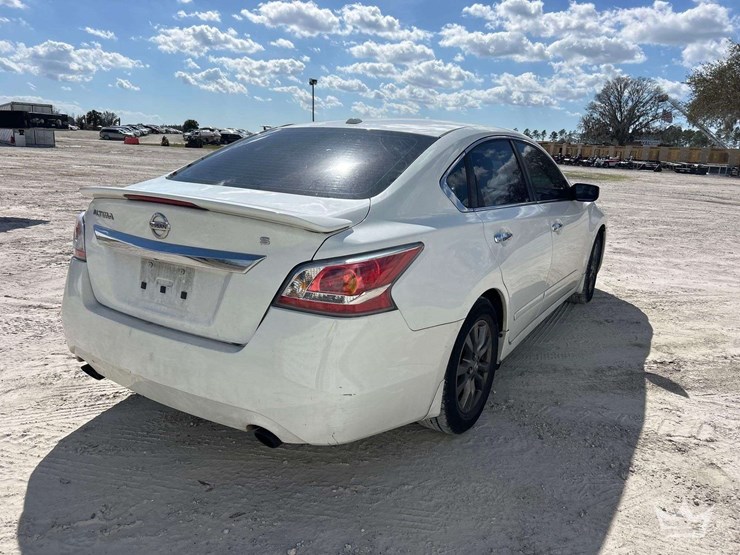 2015-nisan-altima-s-sedan-image-3