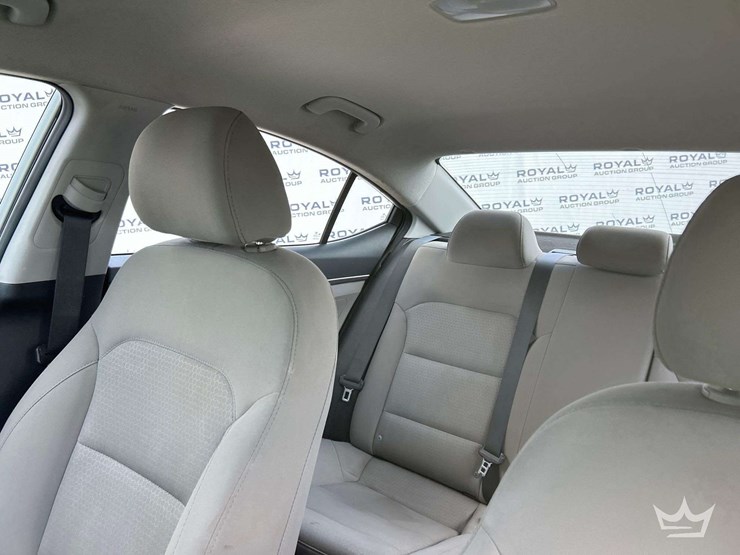 2017-hyundai-elantra-sedan-image-21