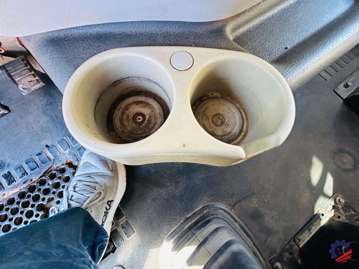 2011-volvo-truck-vhd-tri-axle-dump-truck-image-92