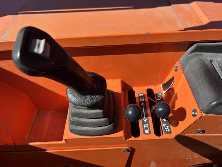 2018-jlg-8042-image-31