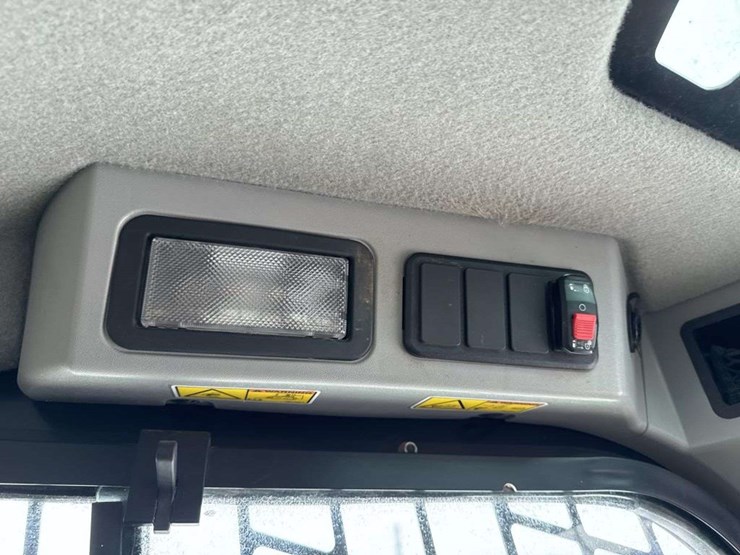 2023-caterpillar-226-image-16