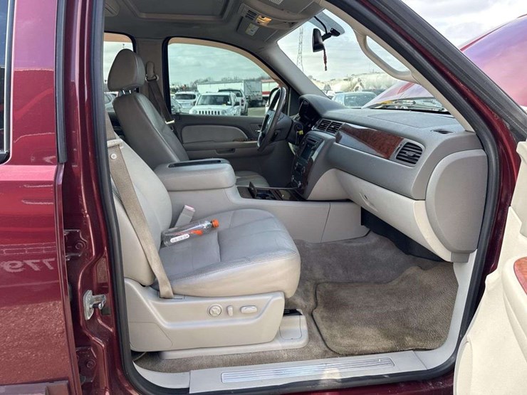 2008-chevrolet-suburban-image-15