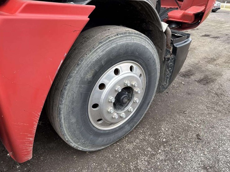 2000-freightliner-flc120-image-19