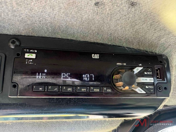 2017-caterpillar-d6k2-lgp-image-25