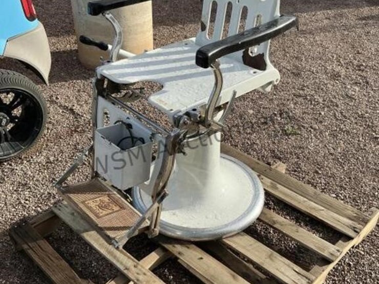 antique-barbers-chair-image-2