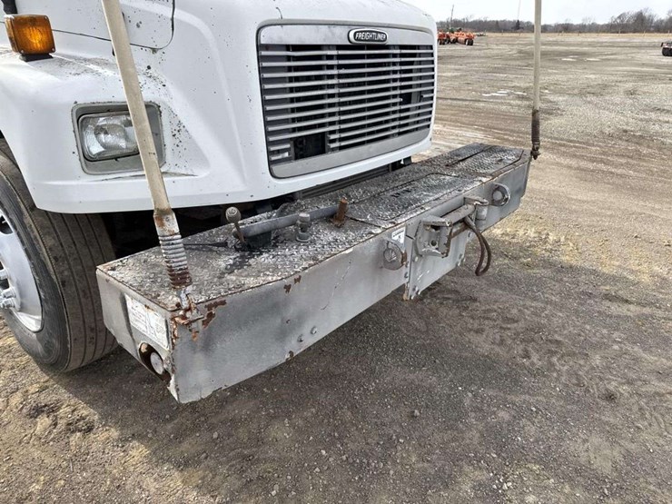 2000-freightliner-fl70-image-14