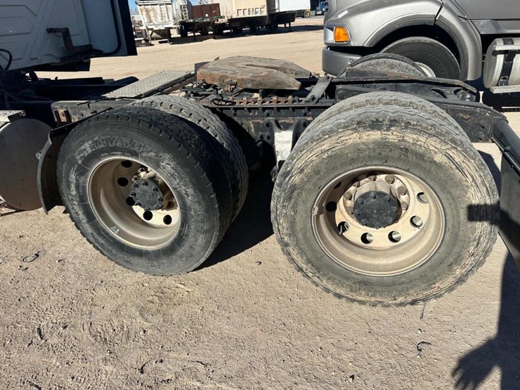 2017-international-lf687-daycab-image-7