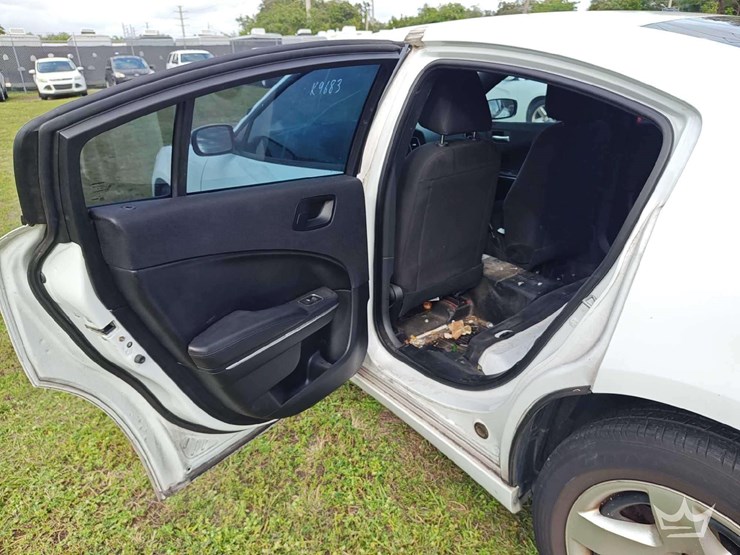 2017-dodge-charger-sedan-image-19