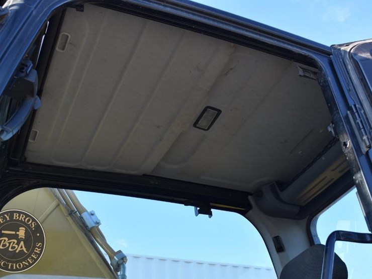 2020-caterpillar-320-image-41