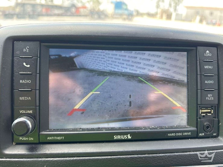 2016-chrysler-town-&-country-image-18