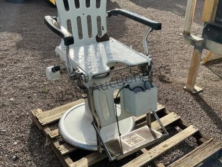 antique-barbers-chair-image-1