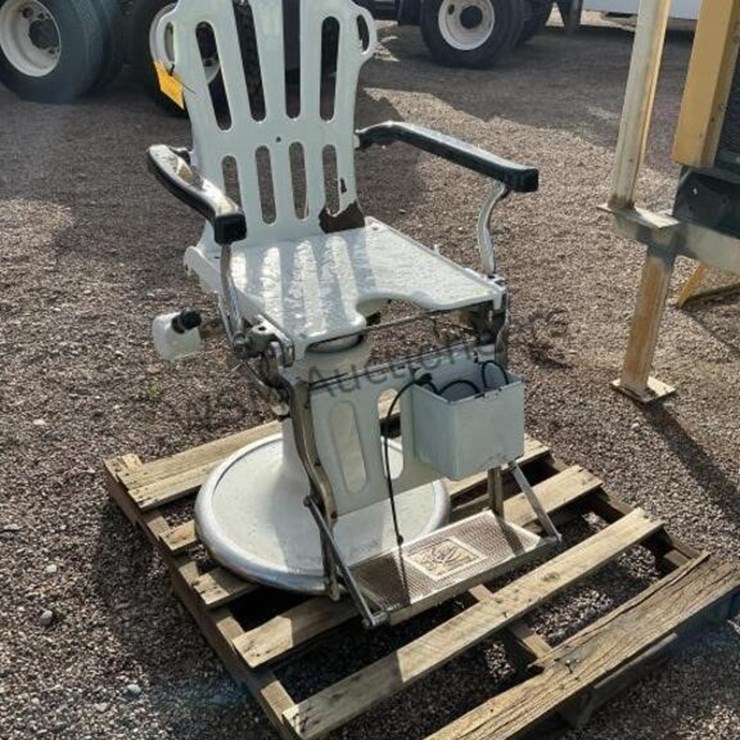 ANTIQUE BARBERS CHAIR