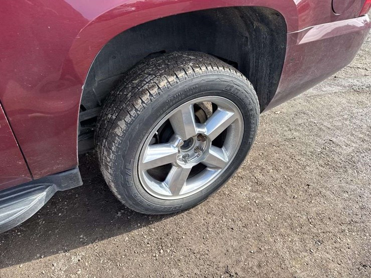 2008-chevrolet-suburban-image-8