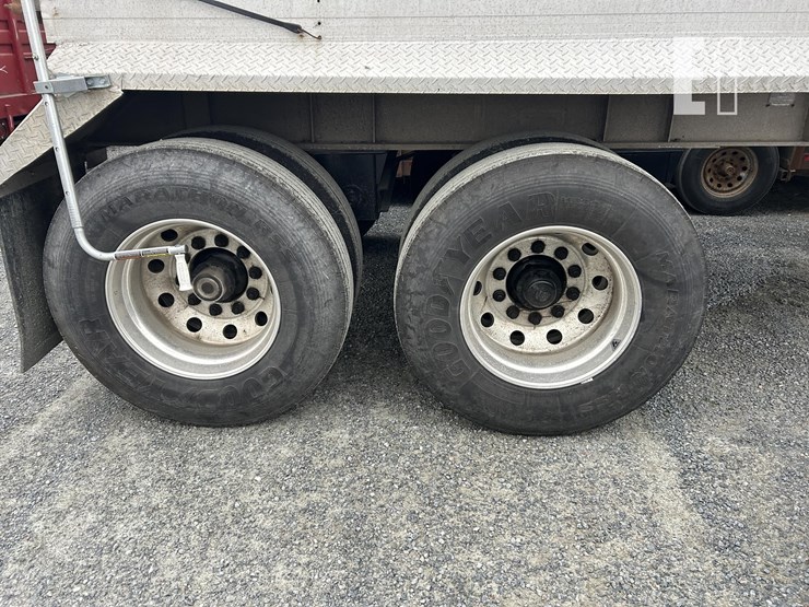 2002-vantage-39-ft-image-12