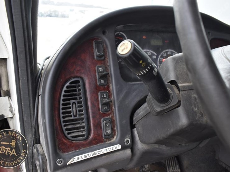 2015-freightliner-business-class-m2-106-image-31