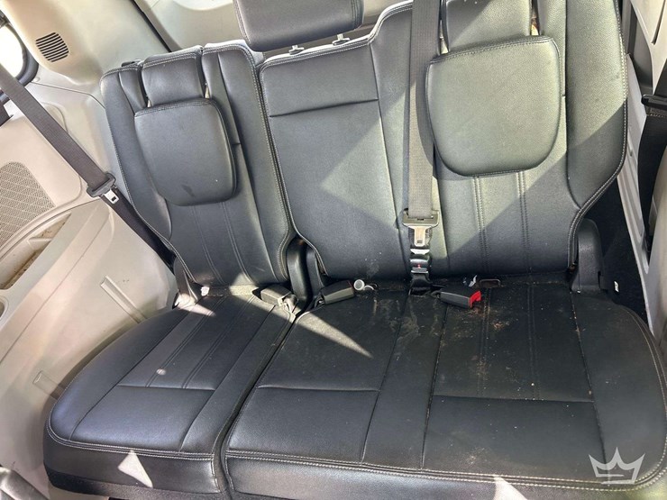 2016-chrysler-town-&-country-image-22