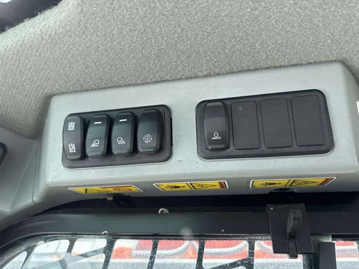 2023-caterpillar-226-image-19