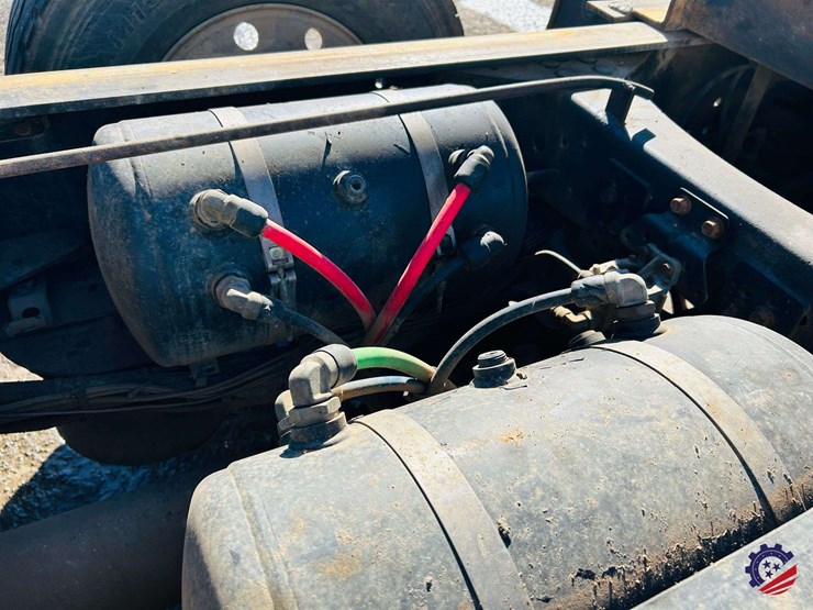 2011-volvo-truck-vhd-tri-axle-dump-truck-image-109