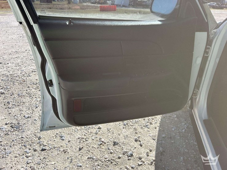 2010-ford-crown-victoria-sedan-image-10