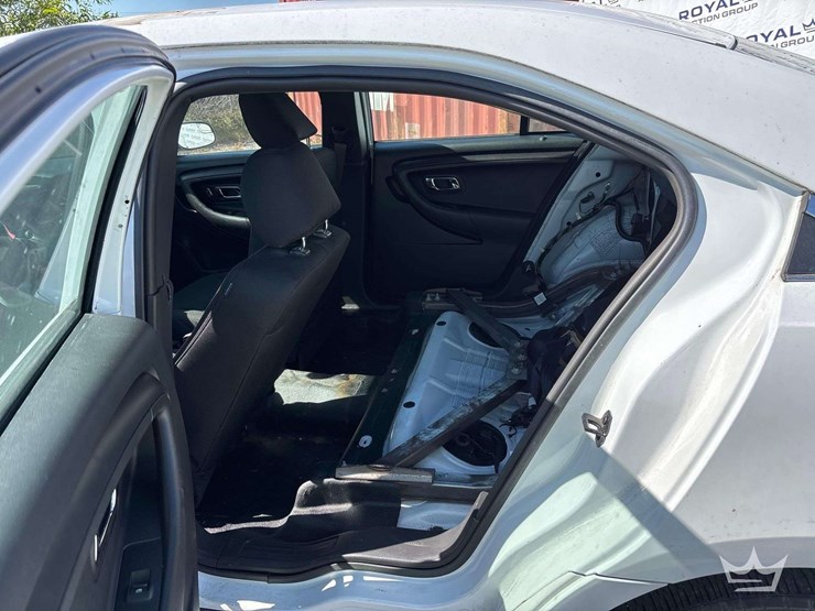 2015-ford-taurus-awd-sedan-image-15