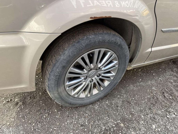 2013-chrysler-town-&-country-image-9