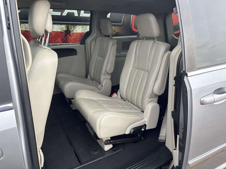 2014-chrysler-town-&-country-image-13