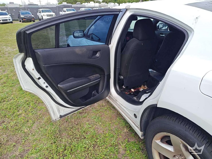 2017-dodge-charger-sedan-image-13