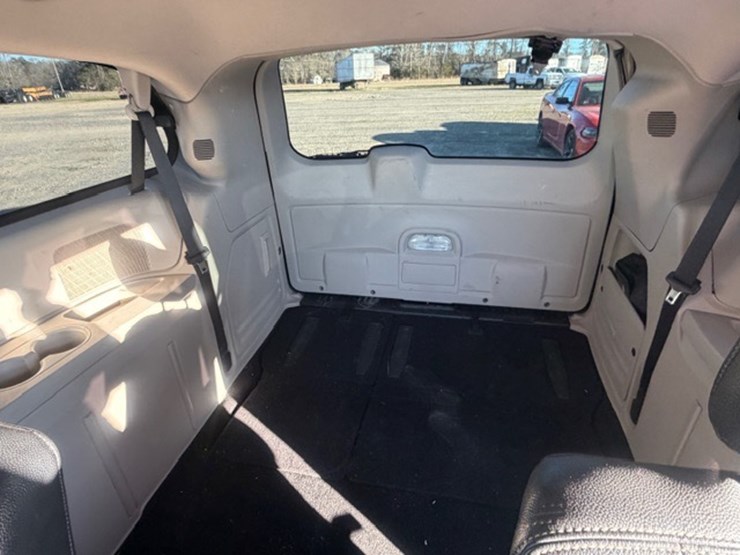 2014-chrysler-town-&-country-image-26