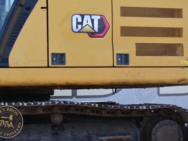 2020-caterpillar-320-image-24