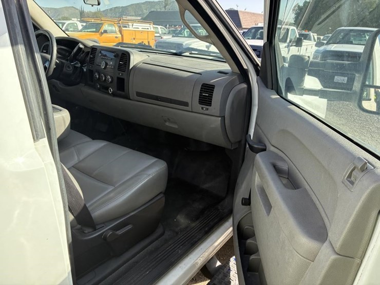 2013-chevrolet-3500-image-9