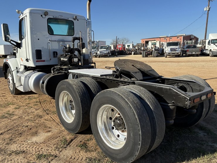 2020-peterbilt-567-image-6