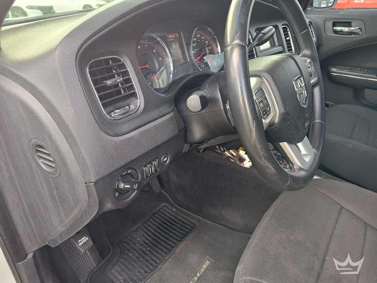 2013-dodge-charger-sedan-image-15