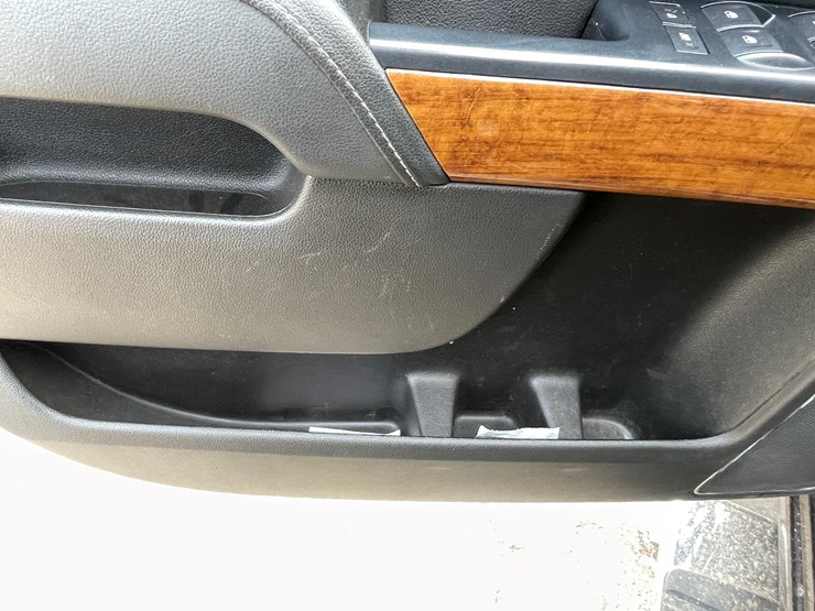 #7551-•-2019-chevy-silverado-high-country-pickup-(has-wi-title)-(blair,-wi)-image-26