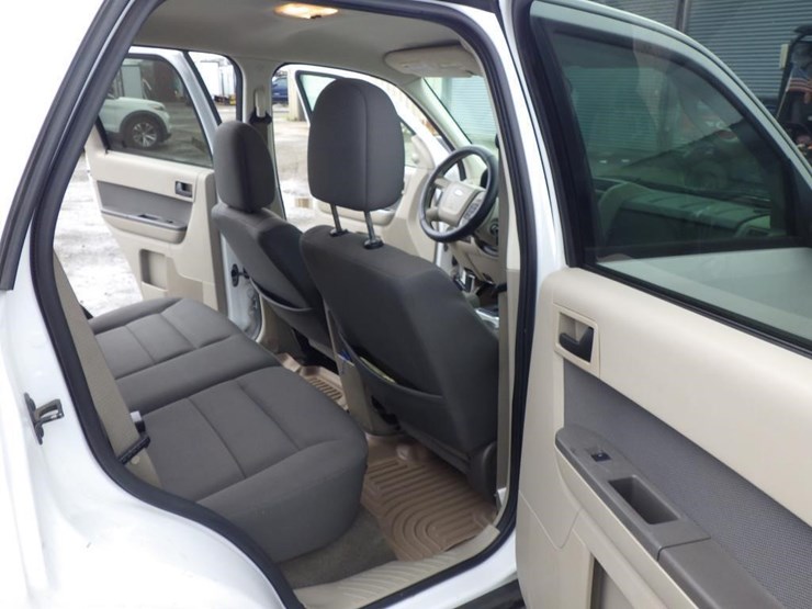 2010-ford-escape-image-8