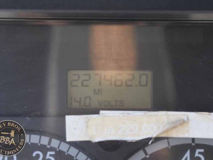 2001-freightliner-fl60-image-25