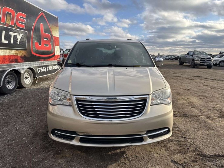 2013-chrysler-town-&-country-image-6