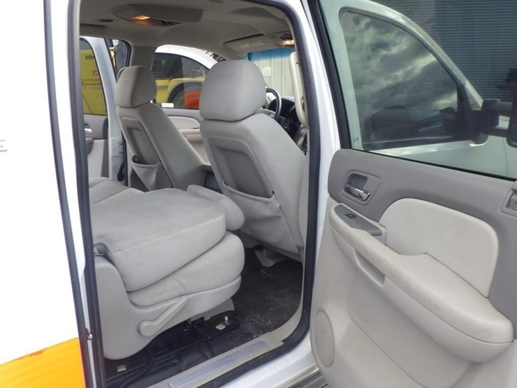 2009-chevrolet-suburban-image-8