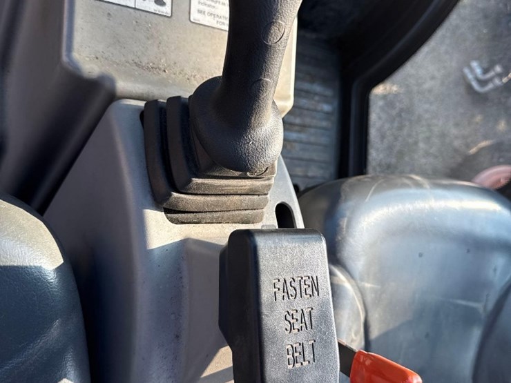 2004-bobcat-5600-toolcat-utv-image-18